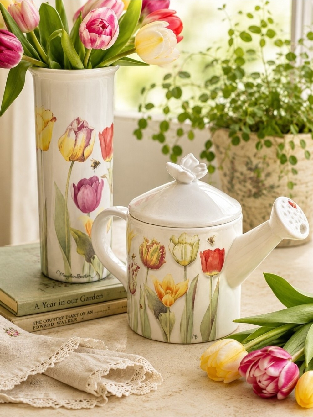 Marjolein Bastin Hallmark Tulip Teapot & Vase Set Vintage Cottagecore